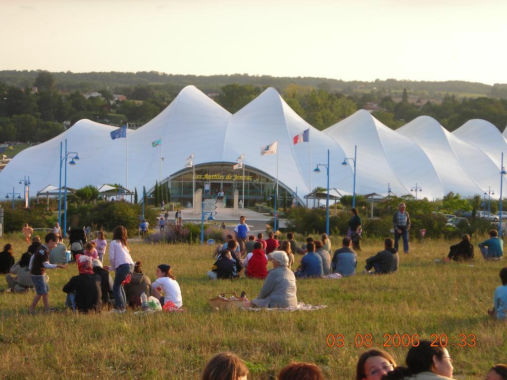 Au Bon Accueil Jonzac Exterior foto