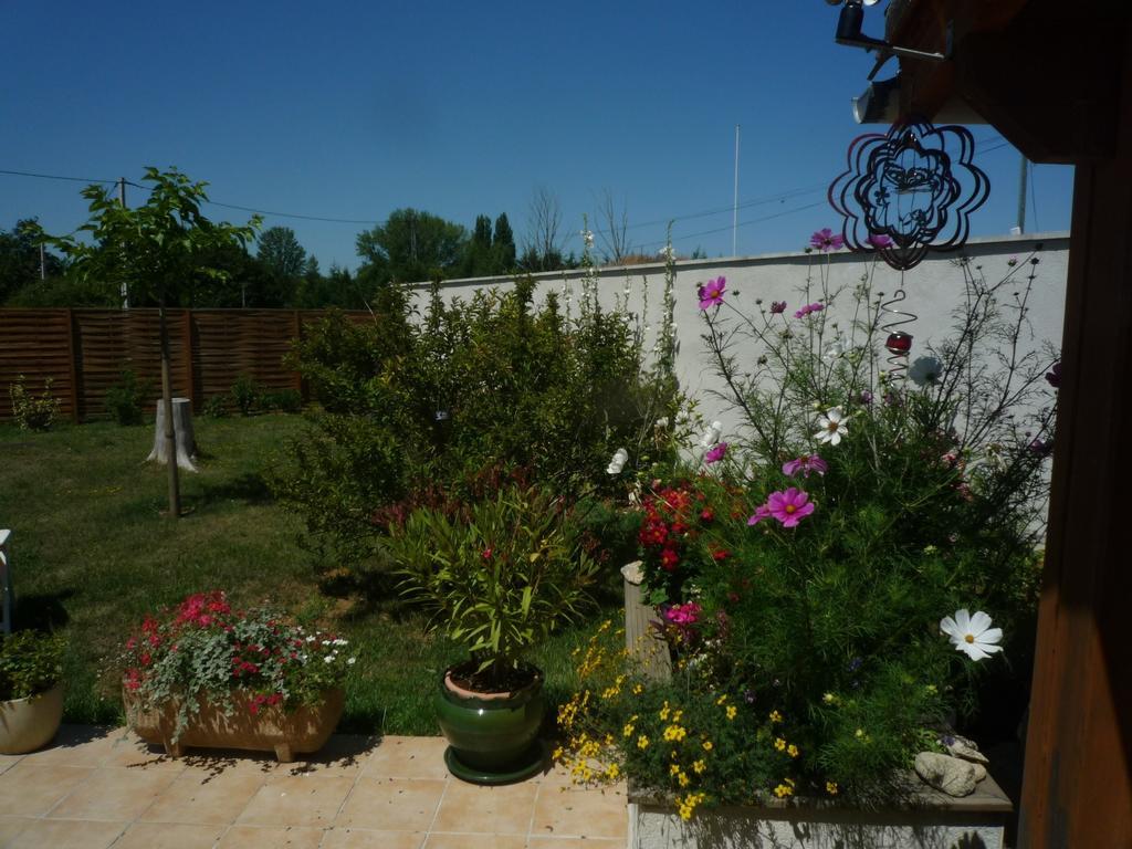 Au Bon Accueil Jonzac Exterior foto